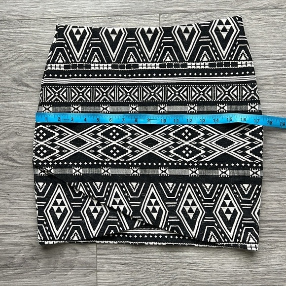 H&M Black and White Aztec Print Pencil Skirt Size S - Picture 5 of 7